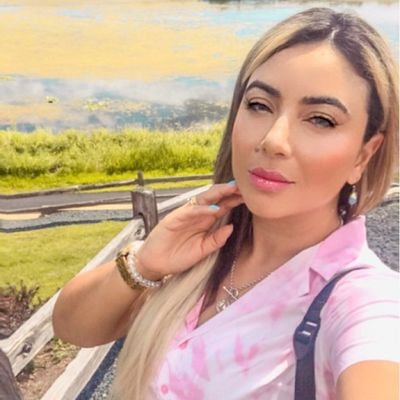 je suis pamela de la Corse, cool aimable attentionnée et qui adore rigoler avec tout le monde.