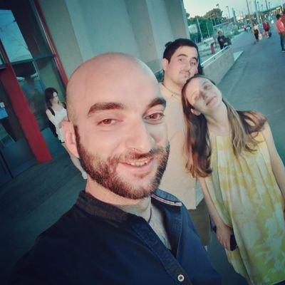 Mă găsești @acoloundenusunt_eu
Part-time Uber driver, half-time chef, midnight Wolf, full-time Sales rep.
Ziua mea are 25h.