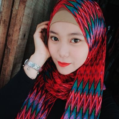 seorang perempuan Tangguh ,kuat,pekerja keras,Orangnya setia .
Hanyalah seorang pekerja swasta biasa dan anak seorang ibu rumah tangga(Pembantu dirumah orang).