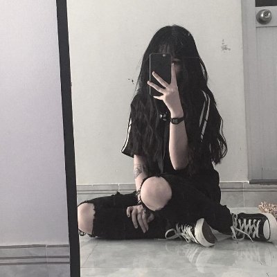 GueenJin's profile picture. lonely and alone ✨