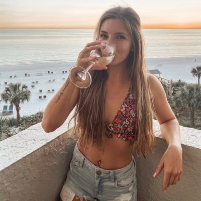 JuliaLeigh29's profile picture. CSB ‘19 ❤️ BU ‘22 💙 IG: juliamiller29 📸