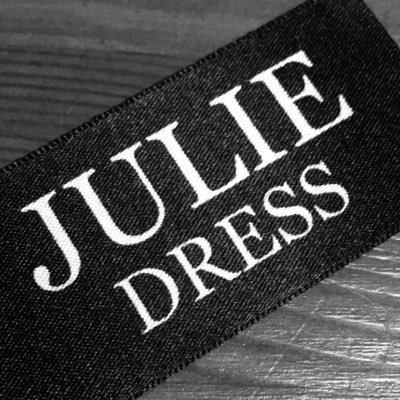 JULIE DRESS 中の人です。 ドレス屋の端くれ✨アメリカンスムース、リズム、タンゴ🇦🇷、スイング他ペアダンスはだいたい好き（最近踊ってないけど）宝塚2004年〜、社交ダンス2013年〜、ドレス製作2016年〜、ラグビーにわか2019〜、ドレス屋2020〜