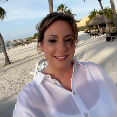 Wife, mom, and diehard Boston sports fan transplanted to Memphis. CSR for a trucking company. Dachshund addict. Memphis Tigers fan 🇺🇸