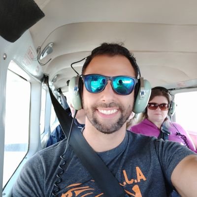 TelemacoUnchain's profile picture. Mi padre, Odiseo, se fue a por tabaco. 
Mi tierra, Ítaca, se ha llenado de inútiles profundos. 
Solo queda reirnos mientras vamos tensando el arco.