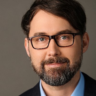 кристен уиг пластика. хэйес харгров. кристен уиг с мужем. посторонние фильм 2021. кристофер хейес извне фото.