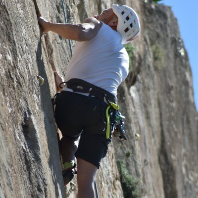 Webdev. Geek, melómano, cinéfilo, aerotrastornado, apasionado por el deporte (escalada, crossfit, scuba...), la historia y viajar; Madridista y crossfighter xP