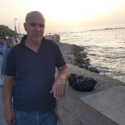 שמאל,ימין לא ממש מעניין,המדינה זה הדבר החשוב ביותר ואם מישהו חושב כמוני אשמח לעוקב