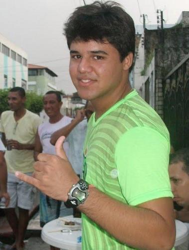 Respire, enxugue suas lágrimas e siga em frente. Não vale a pena entregar tanto sentimento a quem não merece nem a sua indiferença.