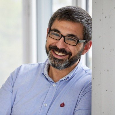 Programador desde los tiempos de Basic, casi analista forense que acabó siendo desarrollador web.😅 Curioso (más bien cotilla) tecnológico nato.😁