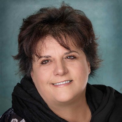 Romance writer, photographer and wannabe artist.
Loves travelling, eating, drinking tea and wine, rugby, and Happy Ever Afters.
#SARomance #RNA #romance