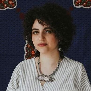 صحفية/صانعة أفلام/قَيِّمة فنّية/مُعلمة
Journalist/Filmmaker/Curator/Educator