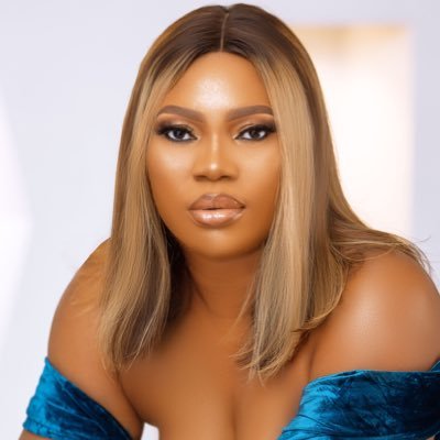 professional makeup artist, available and affordable ready to wear, creative director @careerpreneurng @poshmakeupartistry on IG @fashionablesbyposh
