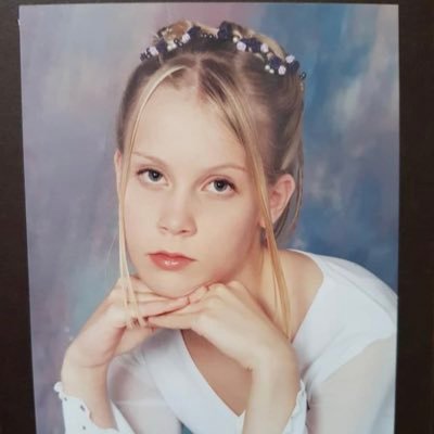 Kona (30+) með kött, krakka og karl. Líkar illa við kjöt og kúkalabba.