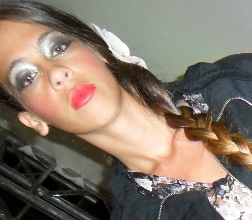 Eu sou um pouco chata(brinquei --' . Amo Chocolate. Adoro DEUS e amo minha família. Ahh, e tenho 16 anos =)
