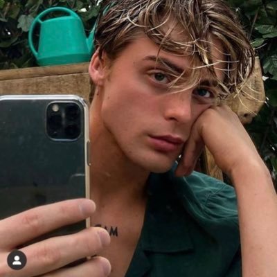 thesungold's profile picture. 𝖨𝗅 𝗒 𝖺 𝖽𝖾𝗌 𝗌𝗂𝗅𝖾𝗇𝖼𝖾𝗌 𝗊𝗎𝗂 𝖾𝗇 𝖽𝗂𝗌𝖾𝗇𝗍 𝗅𝗈𝗇𝗀, 𝖼𝗈𝗆𝗆𝖾 𝖽𝖾𝗌 𝗉𝖺𝗋𝗈𝗅𝖾𝗌 𝗊𝗎𝗂 𝗇𝖾 𝗌𝗂𝗀𝗇𝗂𝖿𝗂𝖾𝗇𝗍 𝗋𝗂𝖾𝗇. | ℝ𝕠𝕤𝕚𝕖.