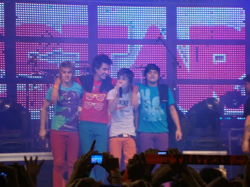 fc do Rio Grande do Sul *-* pros melhores ídolos do mundo! @rockrestart ♥ meus lindos! dona: @alessandra_acb