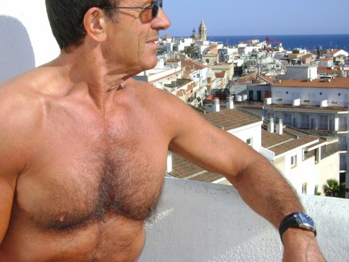 The only gay nudist B&B in Sitges: with huge nudist panoramic terrace facing the sea.
B&B in splendido attico gay nudista con vista mare centro Sitges.