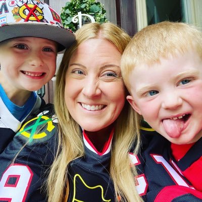 Mom, animal rescuer & volunteer, diehard Blackhawks fan, BLOCKHEAD for life. Spreading ❤️ in the super suburbs of Chicago. Co-host of @mdmthepod