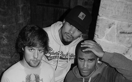 Groupe Hip Hop : Ouhhz (Mc), Méassane (Mc) & Drumystic (Beatmaker)
Reste à l'écoute jeune bipède !
