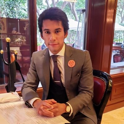 lichebas's profile picture. Un átomo de impureza corrompe la más noble sustancia, rebajándola al nivel de su propia degradación.
