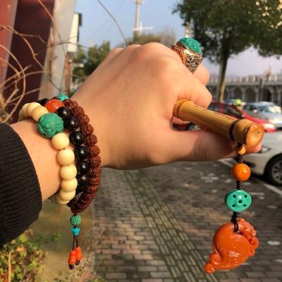 在狼嘴里有肉的时候下筷子，在衙门拔刀之前抽身。