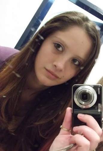 Germiniana,16 anos .GREMISTA...meio lokinha carinhosa,''meio de Lua''...mas sou feliz....