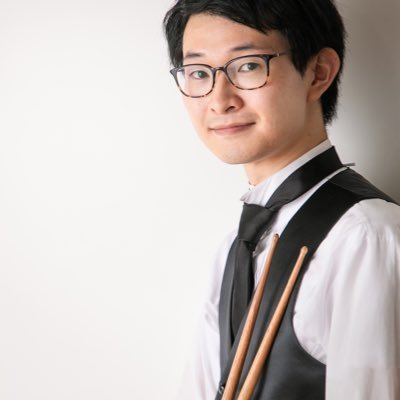 愛媛県出身、フリーランスの打楽器として活動しています。別名:マラカスおじさん。étroisleメンバー、元京都市消防音楽隊