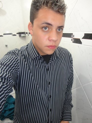Eu sou um cara bem humorado de bem com a vida, amigo de todos...Sempre feliz, inteligente meu estilo de musica e NewMetal.
gosto de andar de andar de  Skate.