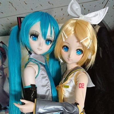 初音ミク大好きオジサン
他人の誕生日とドールお迎えを嗅ぎ付けてリプします。ドールオーナーデビューには双子コーデの話をしますので要注意。
人の顔覚えるの無理ゲー　混ざってしまうこと有り。優しくハンネ言ってもらえば思い出し率は高い