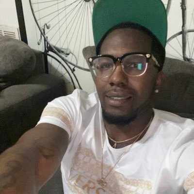 Love to live life and have fun.I’m a artist myself! I’m a rnb singer and hip hop artist! Looking to live and have fun with some sex beautiful woman!