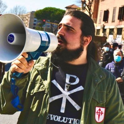 Cattolico politicamente scorretto e studente di Filosofia presso @Unicatt. Nazionalrivoluzionario da bar in @miliziachristi, scrivo su @RadioSpada e altra roba.