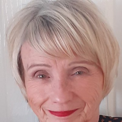 A creative life and business coach who helps women gain motivation and the confidence to lead more successful and fulfilling lifestyles from being happier.