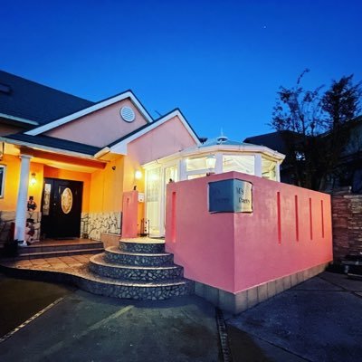 VillaDazaifu's profile picture. 帰りたくなる貴方だけの別荘❣️100坪の土地の輸入住宅一棟1日1組限定。庭でBBQ、貸切ビアガーデンで乾杯❣️ 夜は月夜の光の露天風呂で日本酒で乾杯❣️大画面で映画を見ながらマッサージ。横には看板犬バニラ。朝はカップルブランコで朝日を浴びてコーヒーを☕️