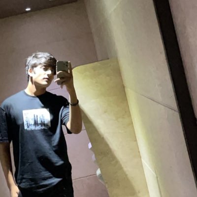 dagariasujal2's profile picture. hide your wives i’ve got a knife