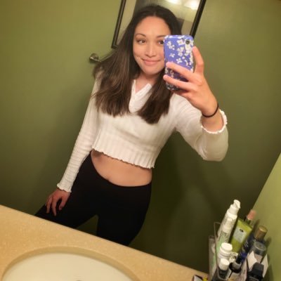 emily_alyse17's profile picture. currently aspiring to be an older, slightly less angsty Olivia Rodrigo