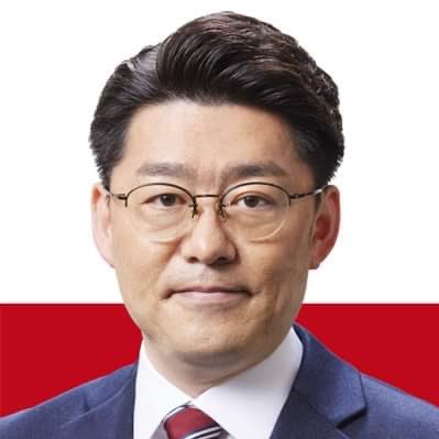 皆様の声を国会に届けるべく福岡-東京を往復しています。 自民党所属、福岡2区（福岡市中央区、南区、城南区）選出、 衆議院議員4期目。 防衛副大臣。銀行出身で金融・財政・中小企業政策に精通。 社会保障政策、少子化対策、環境・エネルギー問題、領土問題や 皇位安定継承などにも取り組んでいます。