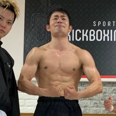 キックボクシングBKジム店長兼トレーナーとして活動しています。 闘う童帝 CHERRYBOY和也として活動してました。ちょうどいい筋肉の人。