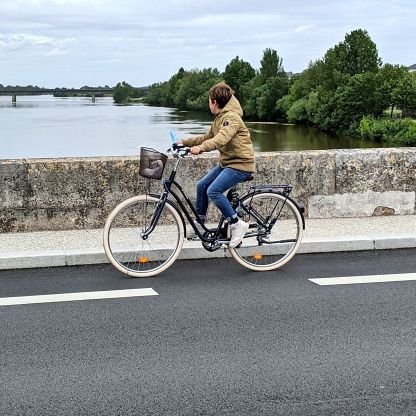 SaumurVelo's profile picture. Habitant aspirant à une ville agréable et respirable et où l'on peut se déplacer à pied et à vélo confortablement, efficacement et en sécurité. 🚶‍♀️🚲👨‍🦽🤸