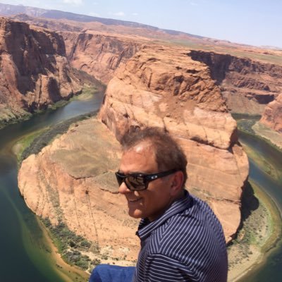 مني كه نام شراب از كتاب مي شستم . زمانه كاتب دكان ميفروشم كرد . كنون كه كاتب دكان ميفروش شدم . فضاي خلوت ميخانه خرقه پوشم كرد ، محمد طالب املي