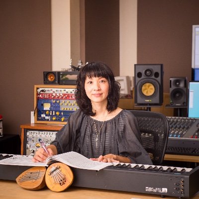 岐阜生まれ、テキサス学びの作曲家/シンガー。印象派クラシックと洋楽ロック/ブルースに影響を受けた、繊細ながらグルーヴのある作風が特徴