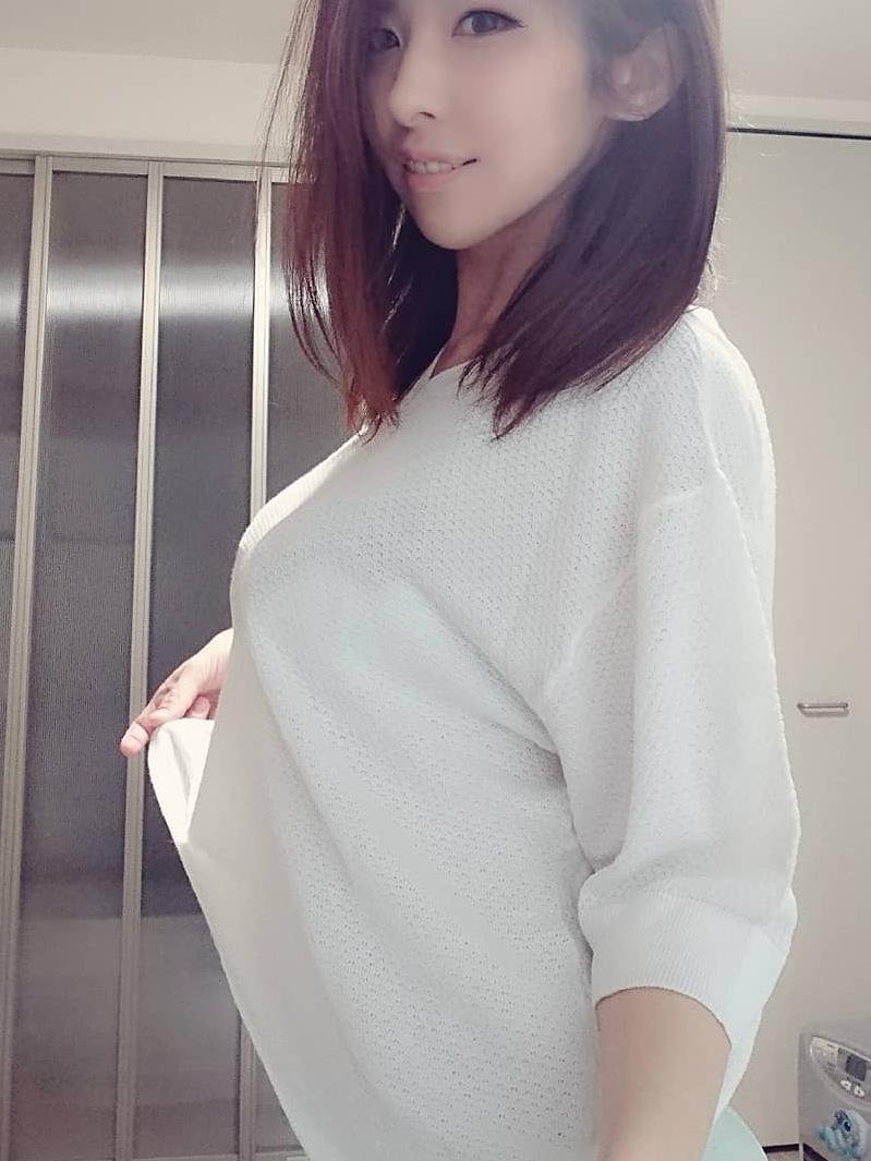 Selmi93809's profile picture. 彼氏がいないセクシーな女性で、あなただけを探している フォーしたら、写真を送ってあげる～ まってるよ！