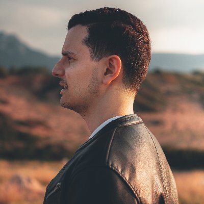 Passionately produces music and gets lost in the waves of melodies. 🔸Single ‘Meet Me At Sunset’ is out now!