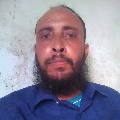 أستاذ و مواطن يحب الوطن ويدافع عنة بما أوتي من قوة
