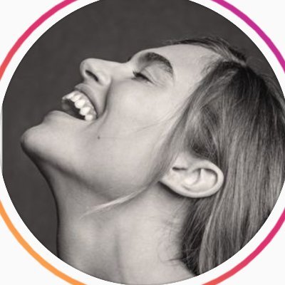 MariaRoch es entusiasta, creadora y emprendedora. Sus diseños destacan por las líneas minimalistas, tejidos fluidos y colores vibrantes.