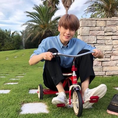 heychaniee's profile picture. Too dead to die.