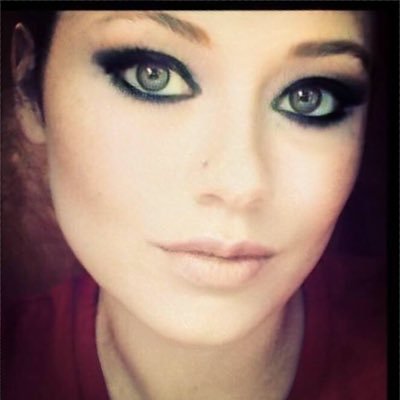 Wife & mom. cosmetologist turned book & subscription box blogger . Need a review? Email me: press@dixiedollsglow.com