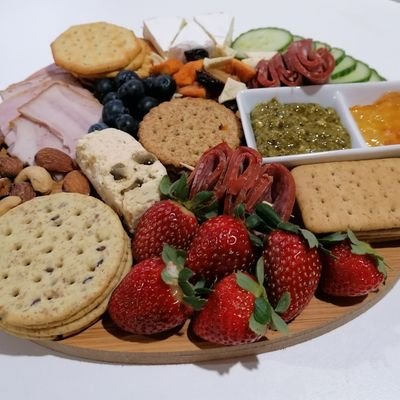 Delightful, customized charcuterie boards and boxes for all occasions.