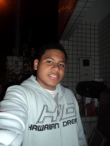 Santista.15 anos.Sagitariano.Amigos.FANTA LARANJA.casado com a @thaais1 ♥_♥ .I am Bruno Soares ^.^