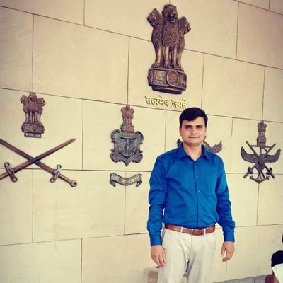 “तक़दीर के खेल से नाराज़ नहीं होते
ज़िंदगी में कभी उदास नहीं होते
हाथों की लकीरों में यक़ीन मत करना
तक़दीर तो उनकी भी होती
जिन के हाथ नहीं होते “
