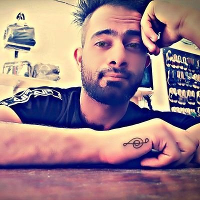 كاتب وناقد سياسي،